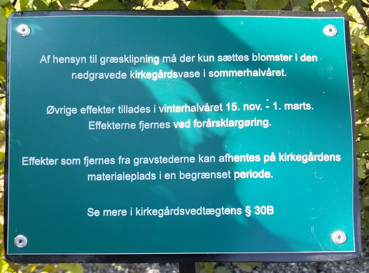 Skilt med information om blomster på kirkegården